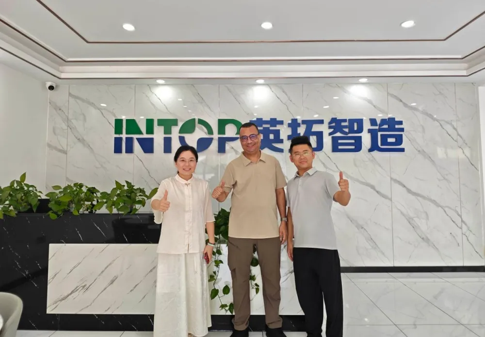 Un cliente marroquí visita Intop Machinery para inspeccionar la línea de producción de yogur