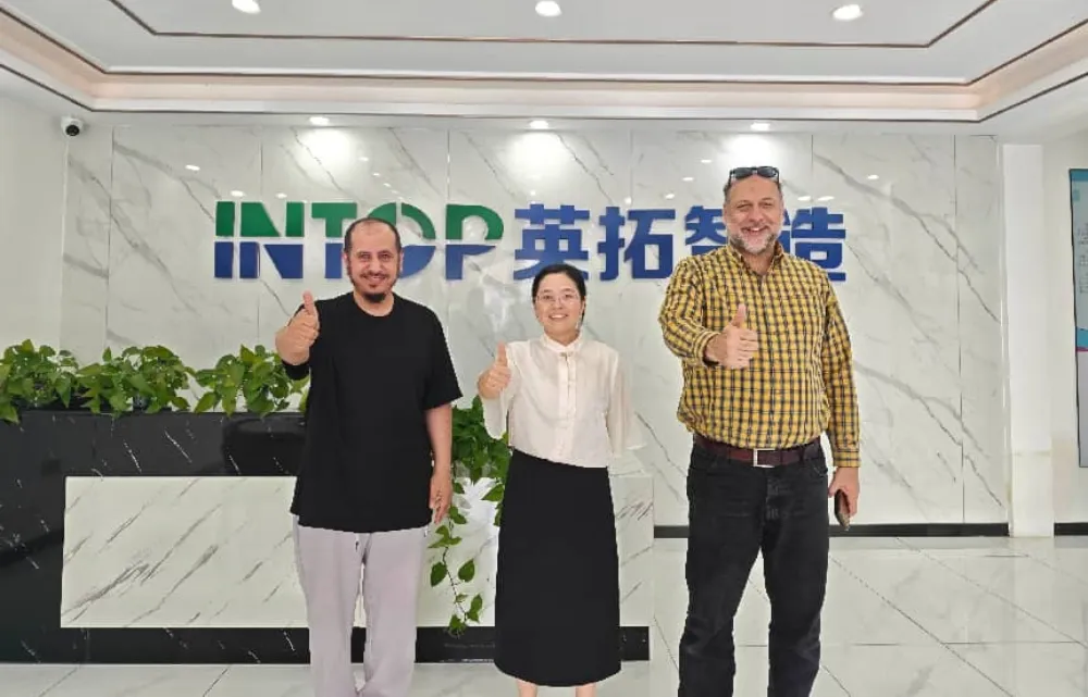 Un cliente saudí visita Intop Machinery para planificar una línea de producción de bebidas carbonatadas