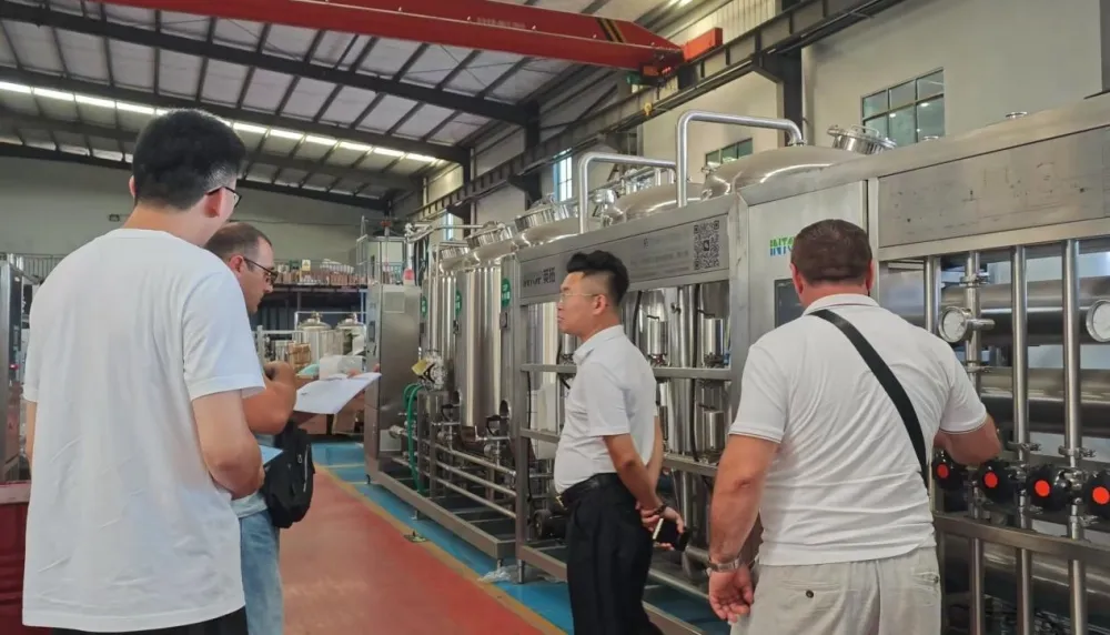 Un cliente azerbaiyano visita Intop Machinery para inspeccionar la línea de producción de jugo de granada